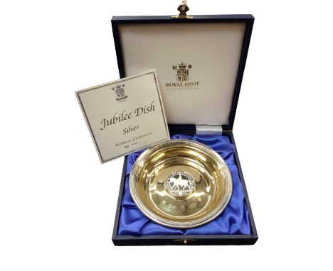 Silver jubilee silver dish in case with certificate, together with a silver napkin ring 