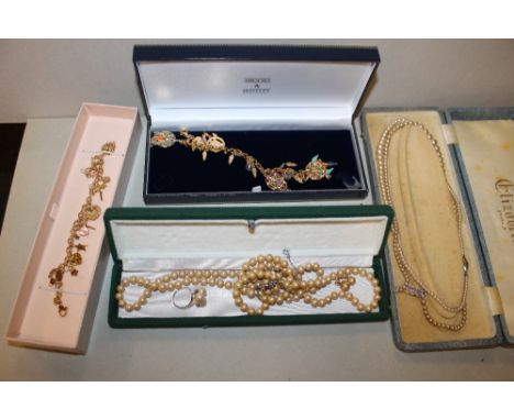 A SELECTION OF GOOD QUALITY COSTUME JEWELLERY TO INC AN ENAMEL CHARM BRACELET