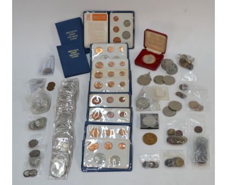 A silver 1981 Royal Wedding/St Paul's Cathedral souvenir medallion, to/w in excess of 45 Elizabeth II commemorative crowns, e
