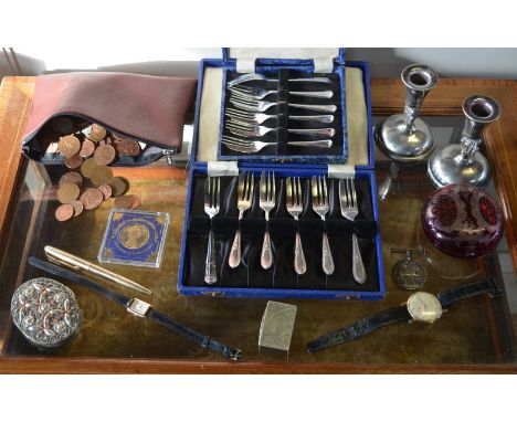 Various collectables including electroplated snuff box and powder compact, pair of candlesticks, 1914-18 War Medal, ruby glas