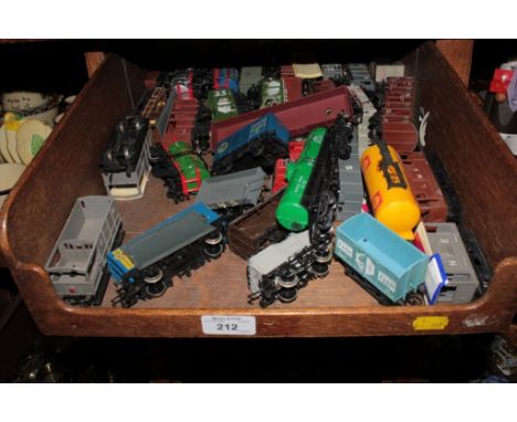 Various loose carriages and rolling stock including Triang, Lima, Hornby, Bachmann and others