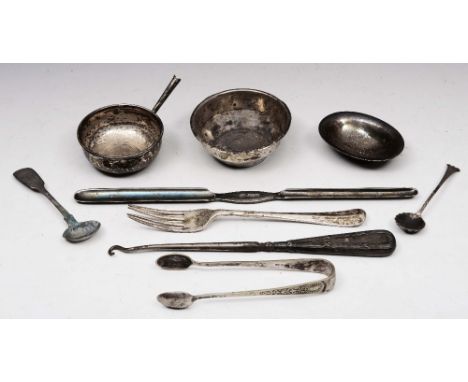 A COLLECTION OF SILVER TO INCLUDE: a double ended marrow scoop, 23cm long, Sheffield 1910 by The Atkin Brothers; a small oval