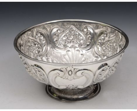 AN EDWARDIAN SILVER ROSE BOWL with pressed foliate and scroll panels, turned stepped foot, 16cm diameter, Sheffield 1902 by W