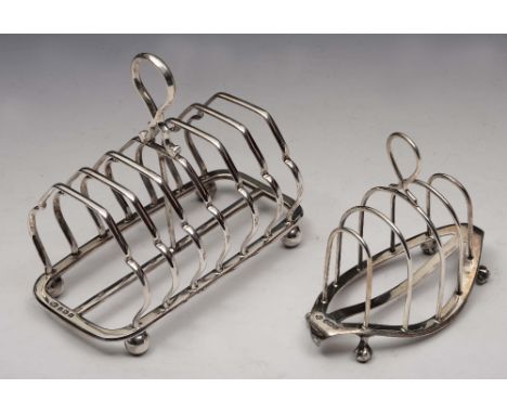 A SILVER SIX DIVISIONAL HOOPED TOAST RACK standing on four ball feet and with carrying handle, 14.5cm long, Birmingham 1926 b