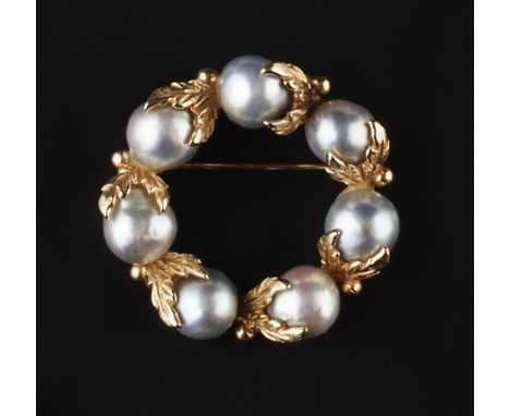 A COLLECTION OF BROOCHES, comprising a freshwater pearl wreath brooch, stamped '14k', a garnet three-leaf clover brooch, a si