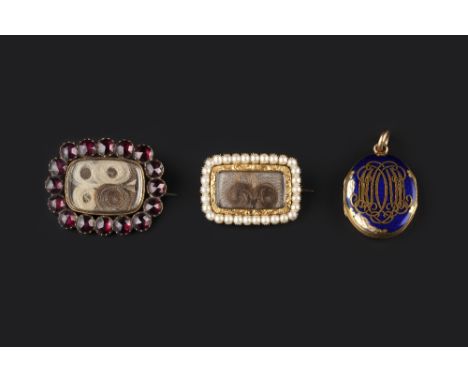 A SMALL COLLECTION OF 19TH CENTURY MEMORIAL JEWELLERY, comprising a hairwork and half pearl panel brooch, with scroll engrave