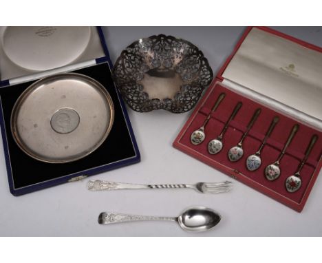 A CASED SET OF SILVER GILT AND ENAMEL COFFEE SPOONS, each bowl decorated with different flowers, Birmingham 1979 by S.J. Rose