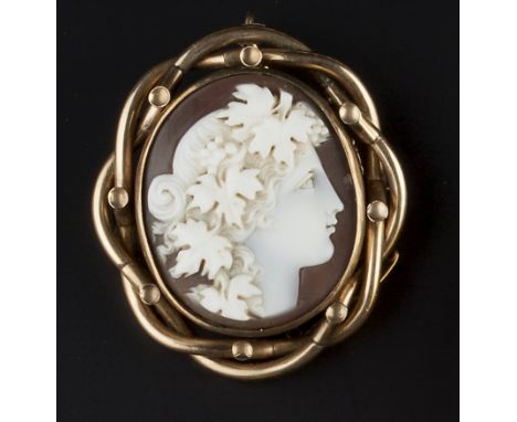 A COLLECTION OF ANTIQUE AND LATER JEWELLERY, to include a Victorian oval shell cameo brooch, glazed verso, with later fitting