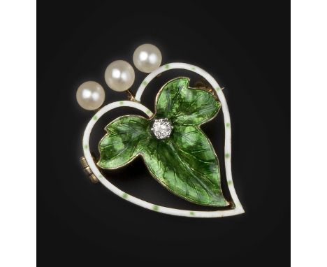 A LATE 19TH/EARLY 20TH CENTURY ENAMEL, PEARL AND DIAMOND BROOCH/PENDANT, modelled as a green enamel ivy leaf centred with an 