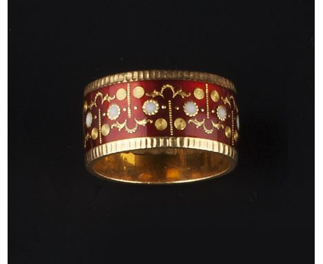 AN 18CT GOLD AND ENAMEL BAND RING, of wide flat section form, the central frieze of white enamel bead and gilt scrolls to a r