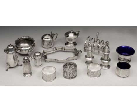 A COLLECTION OF VARIOUS SILVER TO INCLUDE: four varying silver peppers, a silver bun salt, a silver salt with blue enamel lin