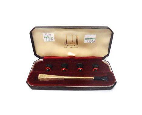 A 9ct gold mounted Dunhill cigarette holder, having engine turned decoration, Birmingham 1962, with four spare mouth pieces, 