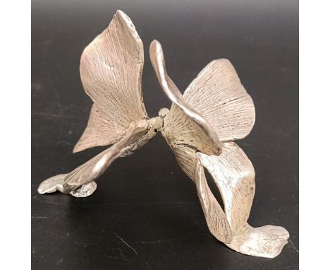 A silver group, in the form of kissing butterflies, London 2005, 6.0 ozt, 8 cm highMaker's mark DA