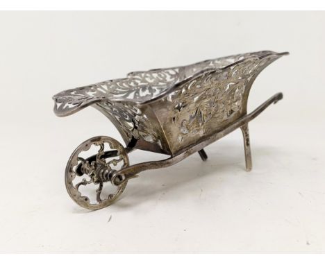 An Edwardian novelty silver wheelbarrow, Birmingham 1909, 4.8 ozt, 7.5 cm high