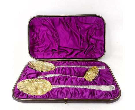 A matched set of silver and silver gilt berry spoons, with sifting spoon, 6.0 ozt, casedsome rubbing to the gilt, some light 