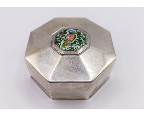 A silver snuff box, the cover decorated a bird, Birmingham 1980, 1.9 ozt, 6.5 cm wide