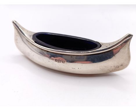 A silver salt, in the form of a canoe, Birmingham 1926, 9 cm wide13.9 gWith blue glass liner