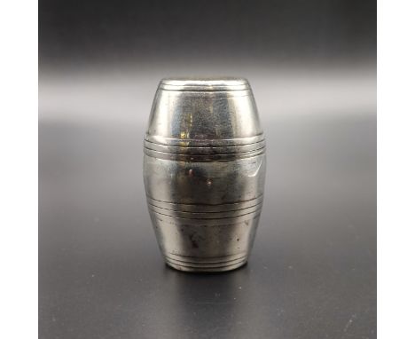 A William IV novelty silver box in the form of a barrel, 4 cm high, 15.4 g