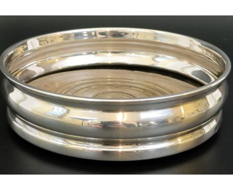 A silver wine coaster, London 1963, 13.5 cm diameter