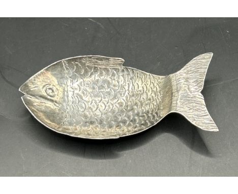 A silver coloured metal caddy spoon, in the form of a fish7.9 g