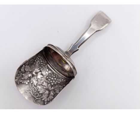 A silver caddy spoon, the bowl decorated grapes and vines9.1 g
