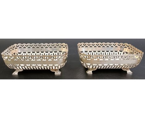 A pair of silver bon bon dishes, with pierced decoration, Birmingham 1935, 4.4 ozt, 10.5 cm wide (2)