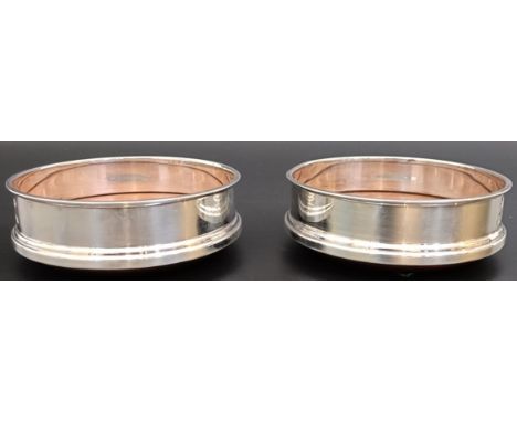 A pair of silver wine coasters, Sheffield 2005, 10 cm diameter (2)
