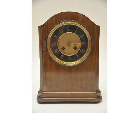 An Edwardian mahogany mantel clock, the circular dial with Roman numerals