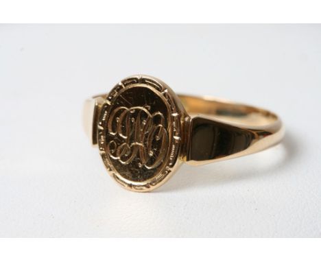 An 18ct gold signet ring 