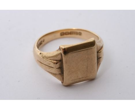 A 9ct gold signet ring.