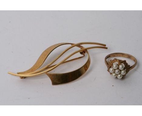 A modern design gold brooch and a gold ring set with pearls 