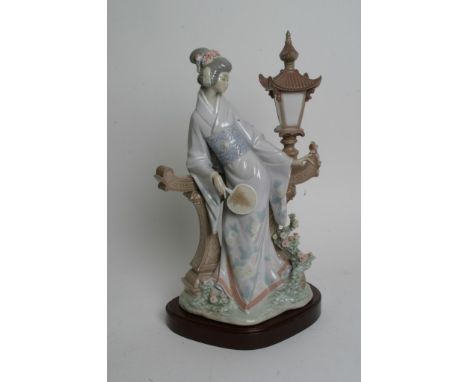 A Lladro 'Mariko' figure of a Japanese lady, sculpted by Salvador Debon model number 1421G,serial number 01001421, on wood pl