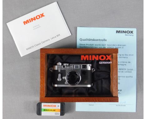 Minox Classic Camera Leica M3.Original Box. Siehe Fotos. "Manufactured in Japan for Minox GmbH". Versand kann organisiert wer