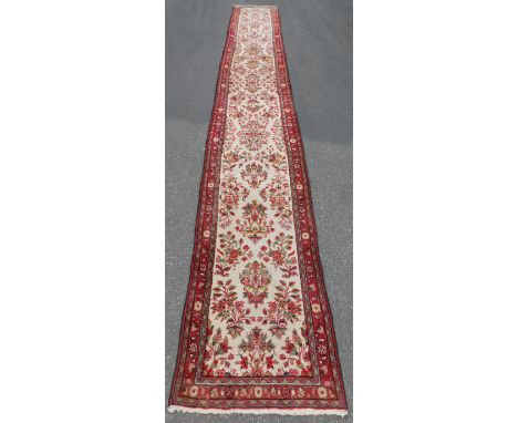 Schmaler Hamadan Läufer. Überlänge.621 cm x 81 cm. Handgeknüpft. Wolle auf Baumwolle. Persien. Iran. Mitte 20. Jahrhundert. D