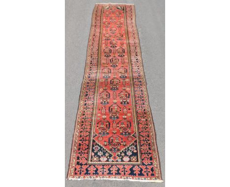 Kurde. Galerie. Antik. Teppich.369 cm x 92 cm. Handgeknüpft. Wolle auf Baumwolle. Persien. Iran.  Wohl 100 - 120 Jahre alt. V