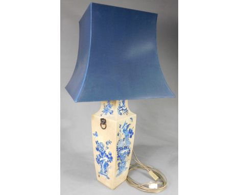 China Lampe.bis zu 101 cm Höhe. Große Vase, umgearbeitet zu Lampe. China, wohl Anfang 20. Jahrhundert. Restauriert. Versand k