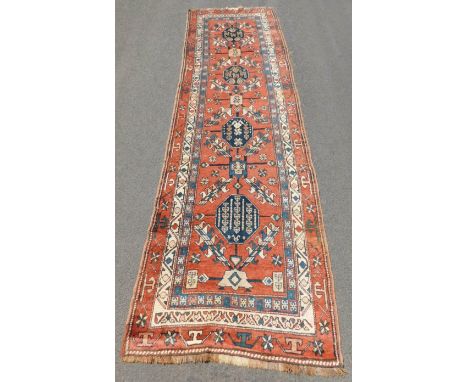 Kurde Stammesteppich, antik. Läufer.344 cm x 102 cm. Handgeknüpft. Wolle auf Wolle. Wohl mit Fuchsin. Somit circa 120 - 140 J