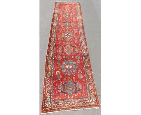 Karadja / Heris Teppich. Schmaler Läufer. Antik.334 cm x 95 cm. Handgeknüpft. Wolle auf Baumwolle. Zustand siehe Fotos. Mögli