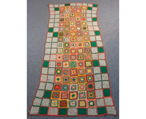 Gehäkelte Decke.239 cm x 98 cm. Handarbeit. Wolle. Antik wohl 1860 -1900. Volkskunst. Vielleicht Wandteppich oder Tagesdecke.