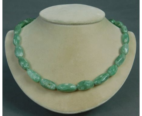 Jade Halskette.52,5 cm lang. Ovale Jadestücke bis 25 mm lang. Diese Stücke wohl China alt und handbearbeitet mit frühen Werkz