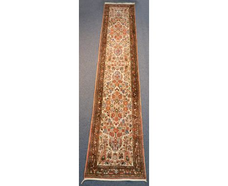 Bordjalou Hamadan Galerie Teppich. Schmaler Läufer.392 cm x 80 cm. Handgeknüpft. Wolle auf Baumwolle. Circa 50 - 60 Jahre alt