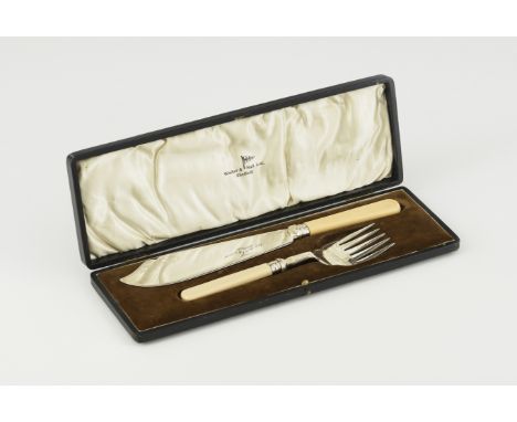 A set of serving utensils WALKER & HALL, LTDSilvered metalPaste handlesMarkedSheffield, 20th centuryIn a storage case(wear)Co