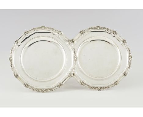 A pair of serving platesSilver 800/000Plain centre and scalloped tab of foliage motifs and shells decorationBelgium, 19th / 2