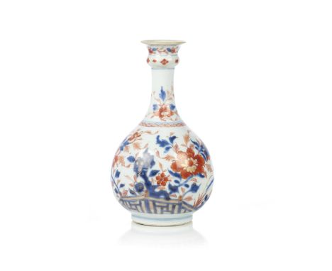 An Imari bottleChinese export porcelainIron oxide and blue floral decorationQianlong reign (1736-1795)Height: 23,5 cm