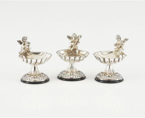 A set of three salt cellarsSilver 925/000(filled stand, wear)Height: 5,5 cm