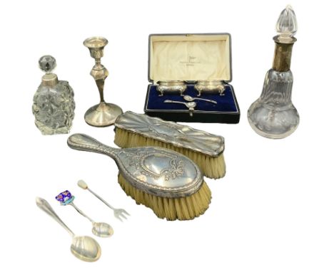 Pair of early 20th century silver salts with blue glass liners and spoons, by Walker &amp; Hall, Birmingham 1929, in original