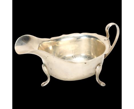 An Elizabeth II silver sauce boat, Viners, Sheffield 1963, 14.5cm, 3.4ozNo damage or repair, only light surface wear, hallmar