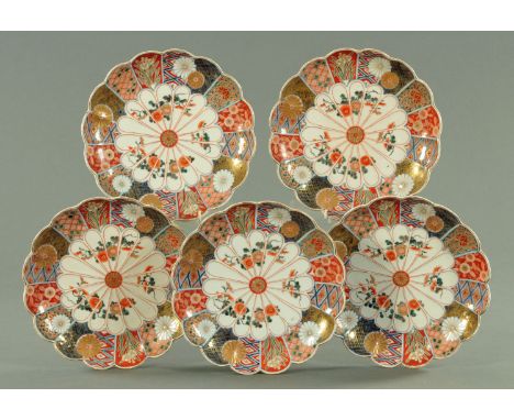 A set of five Japanese Imari plates, late 17th / early 18th century, of sixteen petal scalloped form, the centre with Kakiemo