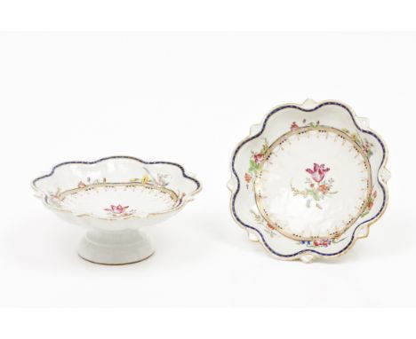 A pair of footed scalloped bowlsChinese export porcelain Floral polychrome and gilt decoration Qianlong reign (1736-1795)6,5x