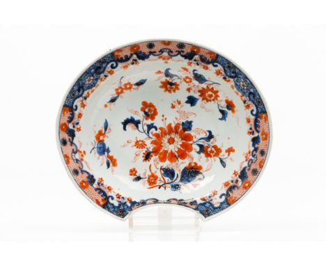 A barber's bowlChinese export porcelain Polychrome Imari decoration Qianlong reign (1736-1795) (minor chips)26,5x30,5 cm